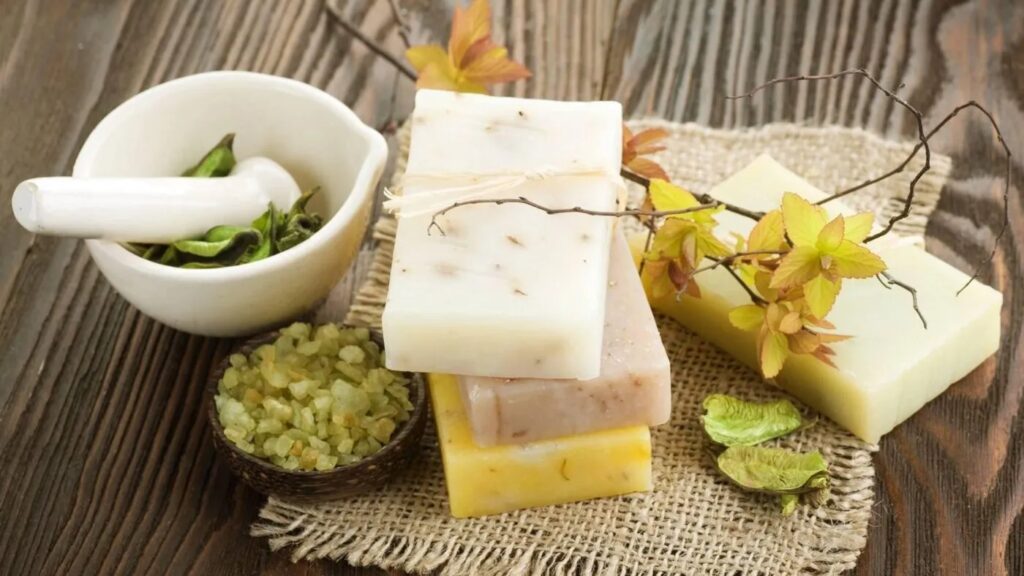 Sau đó, nhẹ nhàng gỡ bánh xà phòng ra khỏi khuôn, lau sạch và bảo quản trong túi zip kín.