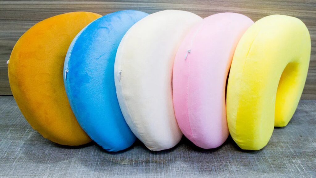 Giặt gối bằng tay nhẹ nhàng với nước ấm để giữ độ bền cho sản phẩm