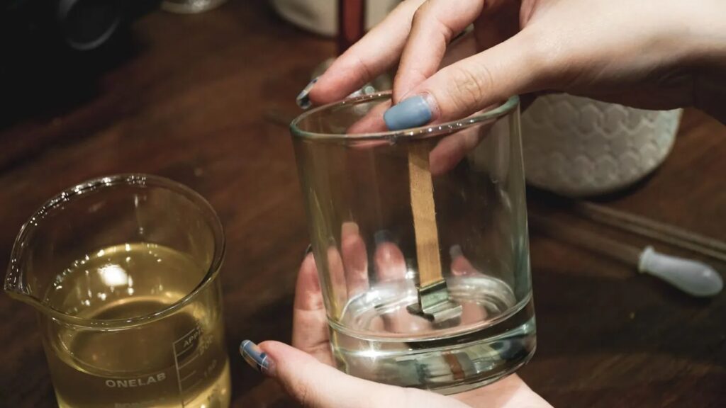 Đặt sáp vào nồi và đun cách thủy trên bếp nhỏ lửa