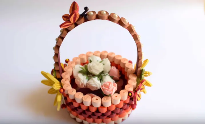 Làm hoa với màu sắc tươi sáng như vàng, hồng, cam và kèm theo một chiếc thiệp mini chúc mừng.