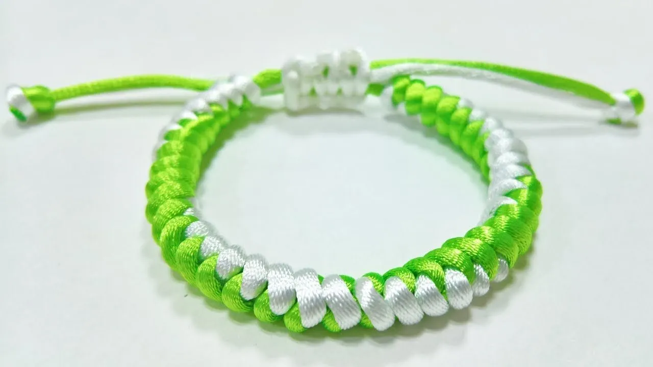 Gắn thêm các chi tiết nhỏ như charm, móc khoá để tăng giá trị thẩm mỹ.