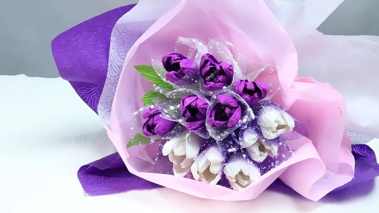 Nguyên liệu làm hoa handmade bao gồm gaiấy nhún, kẽm làm cành, băng keo sáp, keo dán