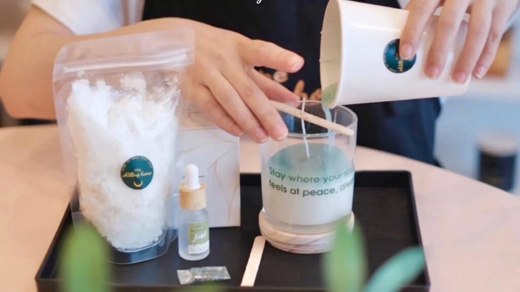 Sáp đậu nành hoặc sáp ong là nguyên liệu chủ yếu được chọn để làm nến thơm handmade