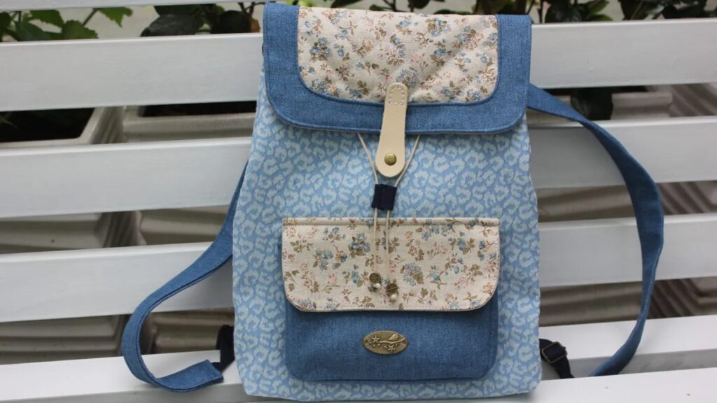 Tùy thuộc vào phong cách, bạn có thể chọn dây bằng da hoặc vải dù.