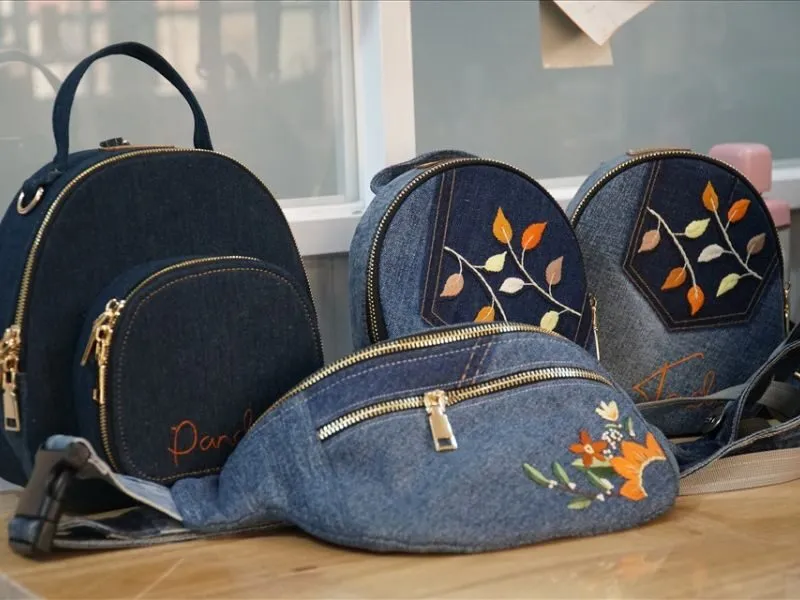 Áo sơ mi cũ hoặc quần jeans hư hoàn toàn có thể trở thành nguyên liệu lý tưởng cho cặp handmade.