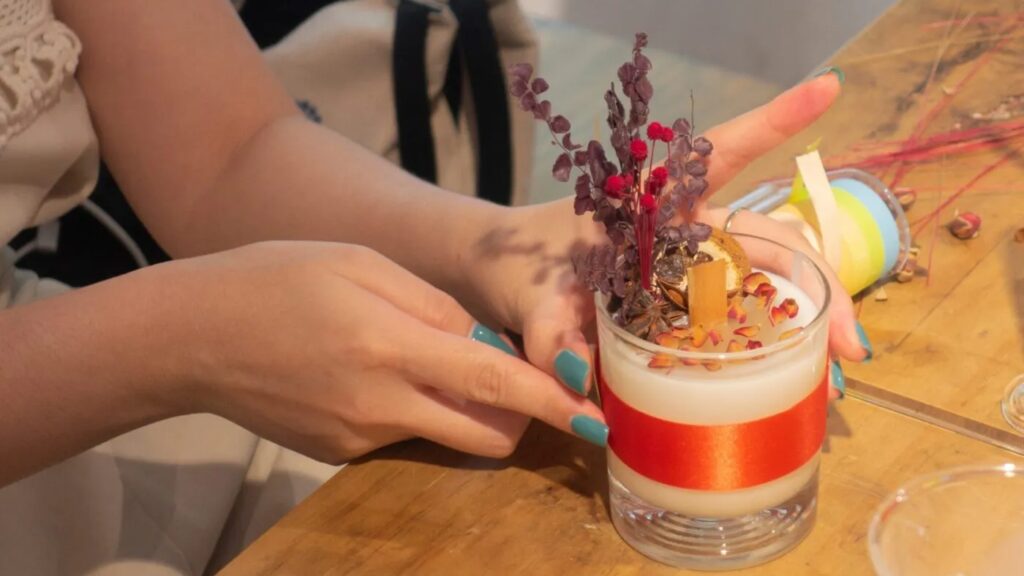 Chọn sáp đậu nành và sáp ong nếu muốn nến cháy lâu, không sinh khói đen.