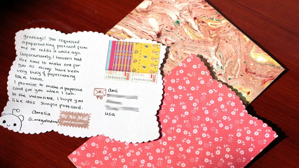 Nếu có phong bì, hãy bỏ postcard vào đó và dùng sáp nến hoặc sticker để niêm phong.