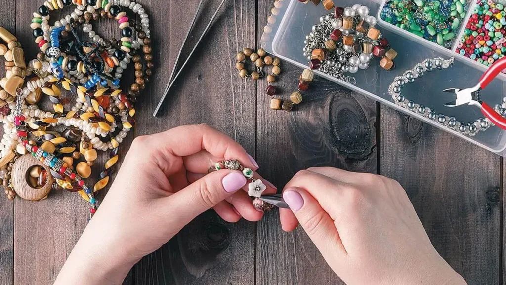 Tránh sử dụng quá nhiều màu sắc lộn xộn khiến sản phẩm bị rối mắt.