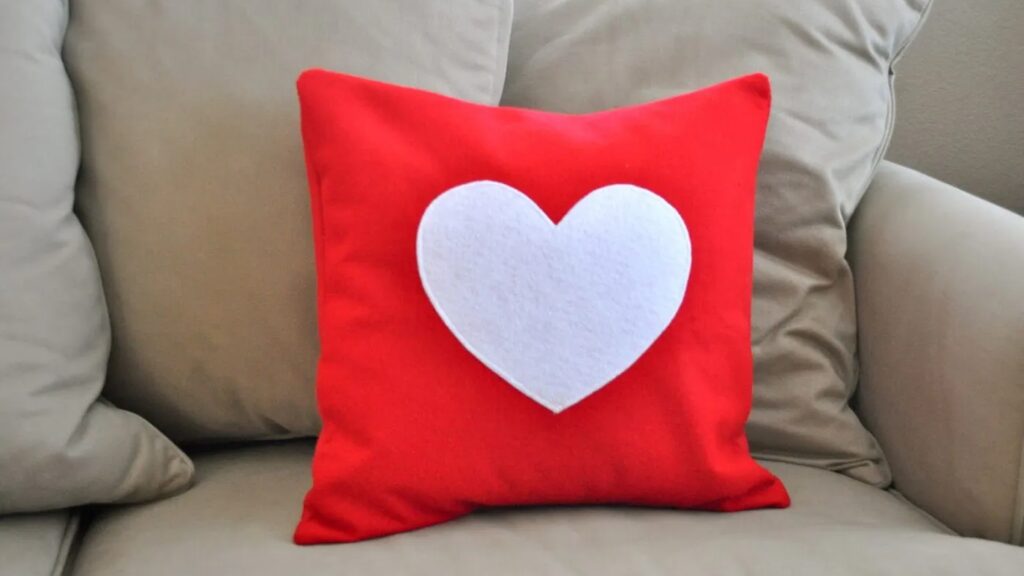 Làm gối handmade cho phép bạn tự do sáng tạo mà không bị gò bó bởi các kiểu dáng có sẵn trên thị trường.