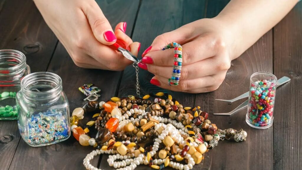 Vòng tay handmade trở thành một điểm nhấn đầy tinh tế và phá cách