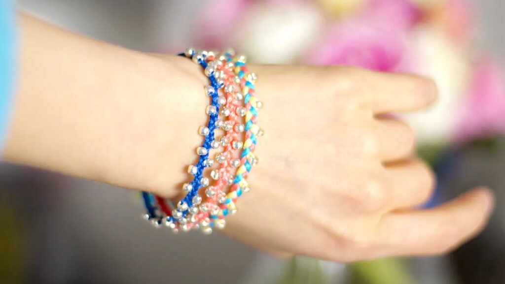 Vòng tay handmade là chiếc vòng được làm thủ công từ nhiều loại nguyên liệu khác nhau như dây dù, hạt đá, cườm, da…