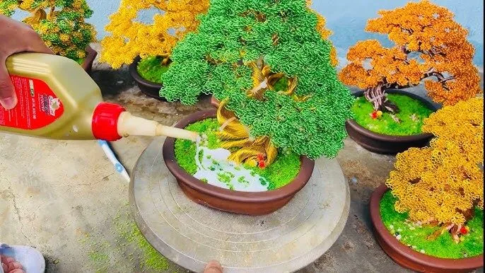 Sử dụng dây đồng để uốn thành khung cây bonsai với hiệu ứng màu kim loại lấp lánh dưới ánh sáng tự nhiên
