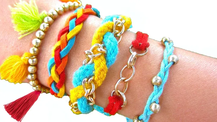 Khi đã hoàn thành các bước đan, bạn có thể xỏ thêm hạt cườm vào giữa các sợi để tạo điểm nhấn