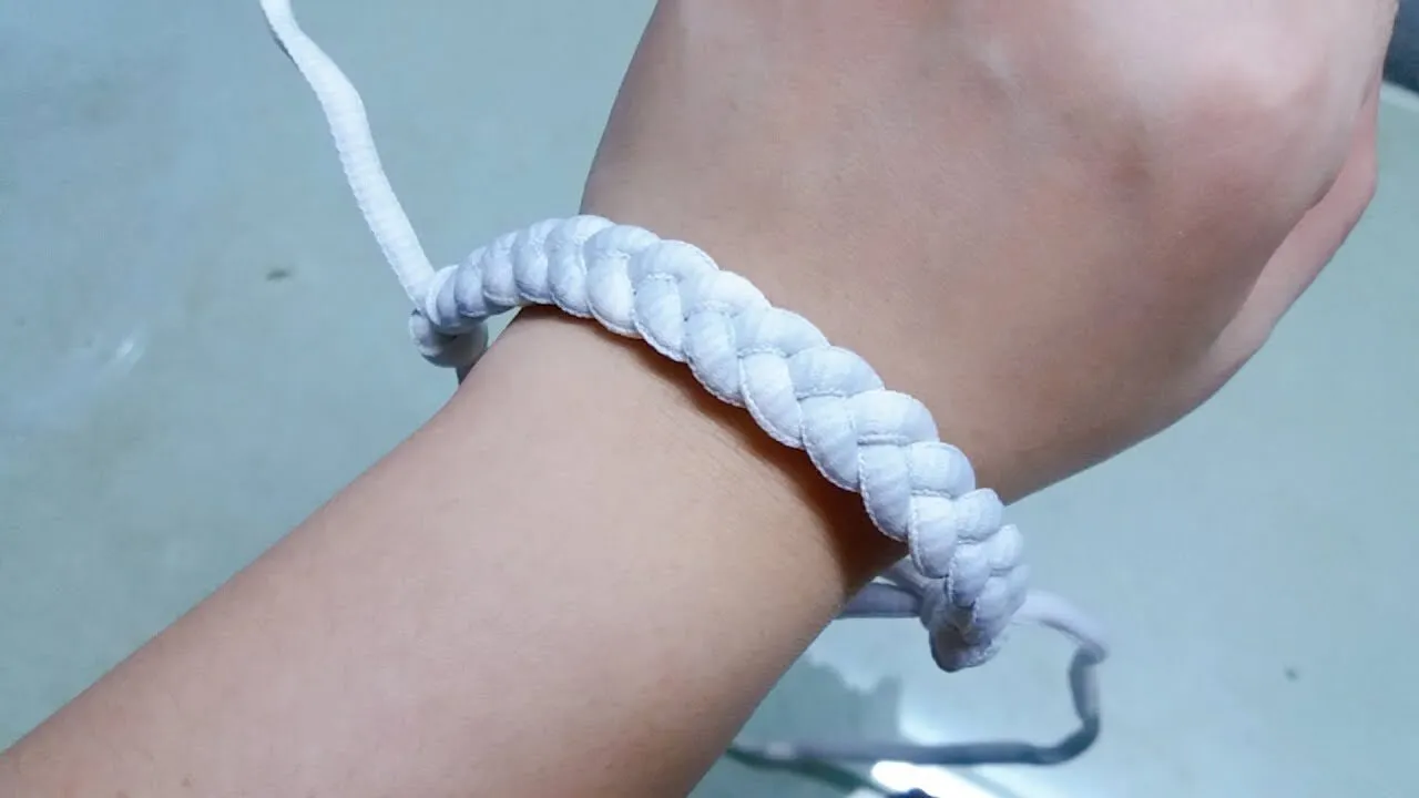 Bạn hãy thử thêm một số phụ kiện khác như charm nhỏ theo chủ đề yêu thích để tạo điểm nhấn cá tính cho vòng tay của mình.