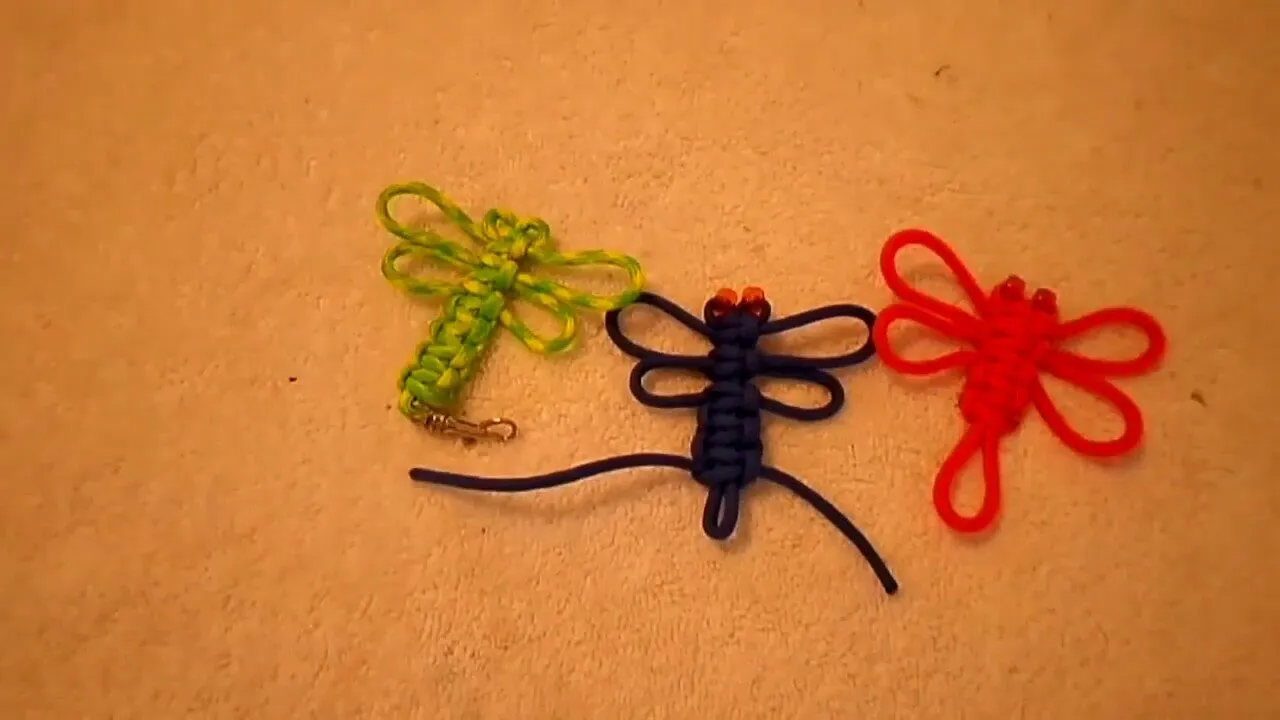 Sử dụng những gam màu đậm và bắt mắt như đỏ, vàng, cam để tạo nét nổi bật.