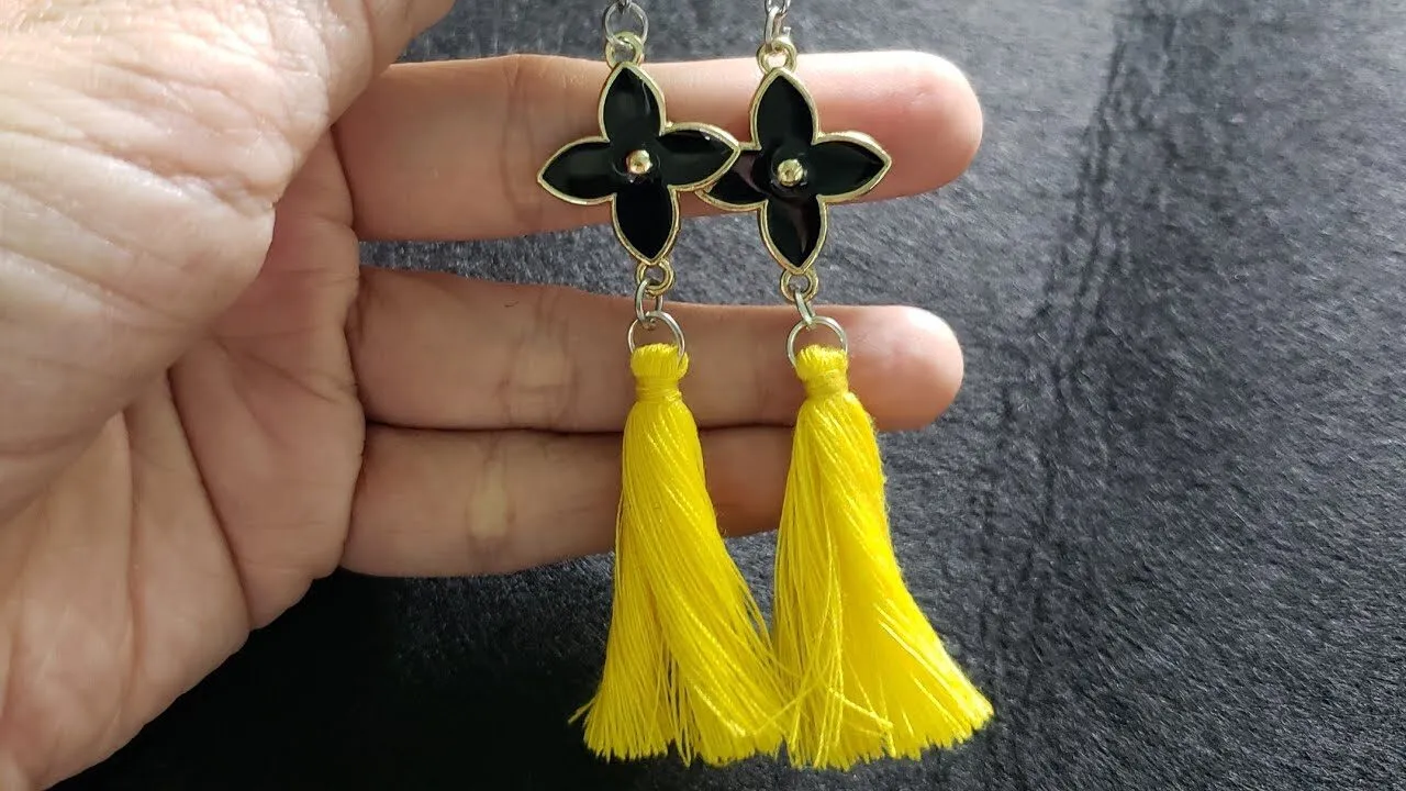 Hoa tai handmade được làm tỉ mỉ từ các vật dụng thân thuộc