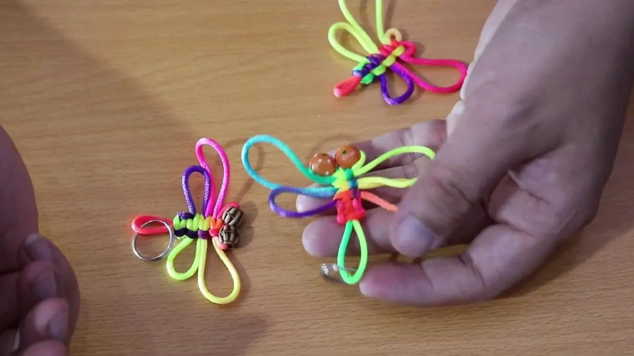 Chuồn chuồn handmade là một sản phẩm thủ công được làm hoàn toàn từ các nguyên liệu như tre, giấy, vải, dây kẽm