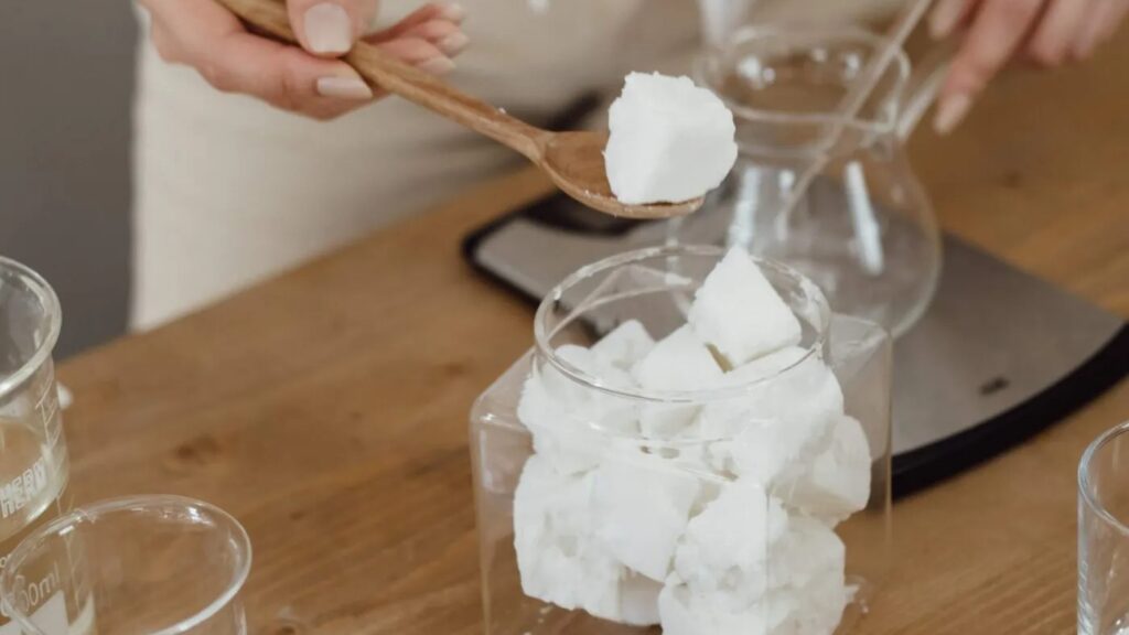 Nến thơm handmade thường được làm từ sáp tự nhiên như sáp đậu nành hoặc sáp ong