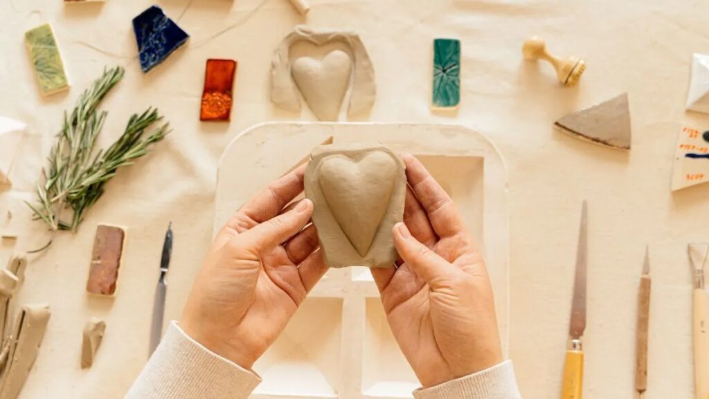 Bạn có thể tái dùng đồ cũ, hoặc tìm đến các cửa hàng cung cấp nguyên liệu chất lượng để đảm bảo sản phẩm đạt sự hoàn hảo.