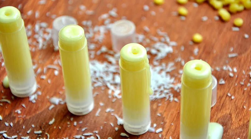 Để son nguội tự nhiên hoặc đặt trong ngăn mát tủ lạnh khoảng 20-30 phút.