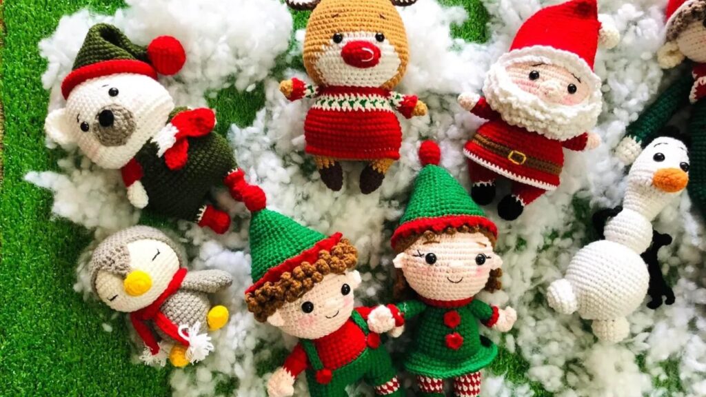 Mỗi dịp Giáng sinh, bạn có thể làm cây thông, vớ len, hay những quả cầu trang trí.