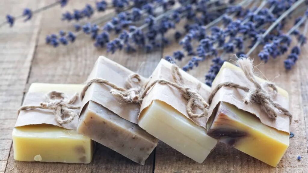 Dùng khuôn cupcake, trái tim để bánh xà phòng trông bắt mắt hơn